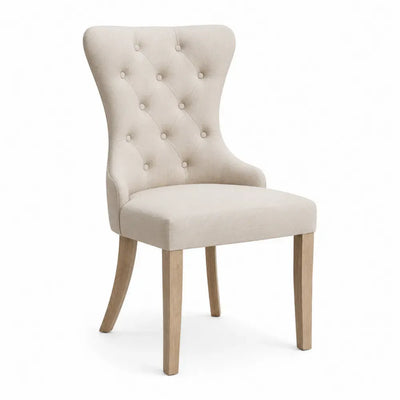 Silla de comedor tapizada en tejido beige respaldo capitoné patas de madera maciza sin dimensiones especificadas