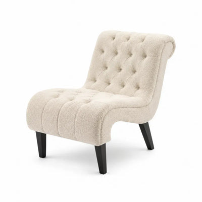 Silla butaca de salón tapizada en tejido beige con respaldo acolchado y patas de madera maciza estilo moderno