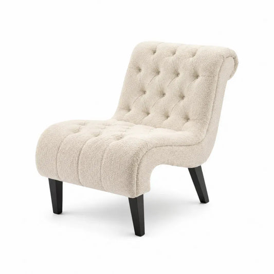Silla butaca de salón tapizada en tejido beige con respaldo acolchado y patas de madera maciza estilo moderno